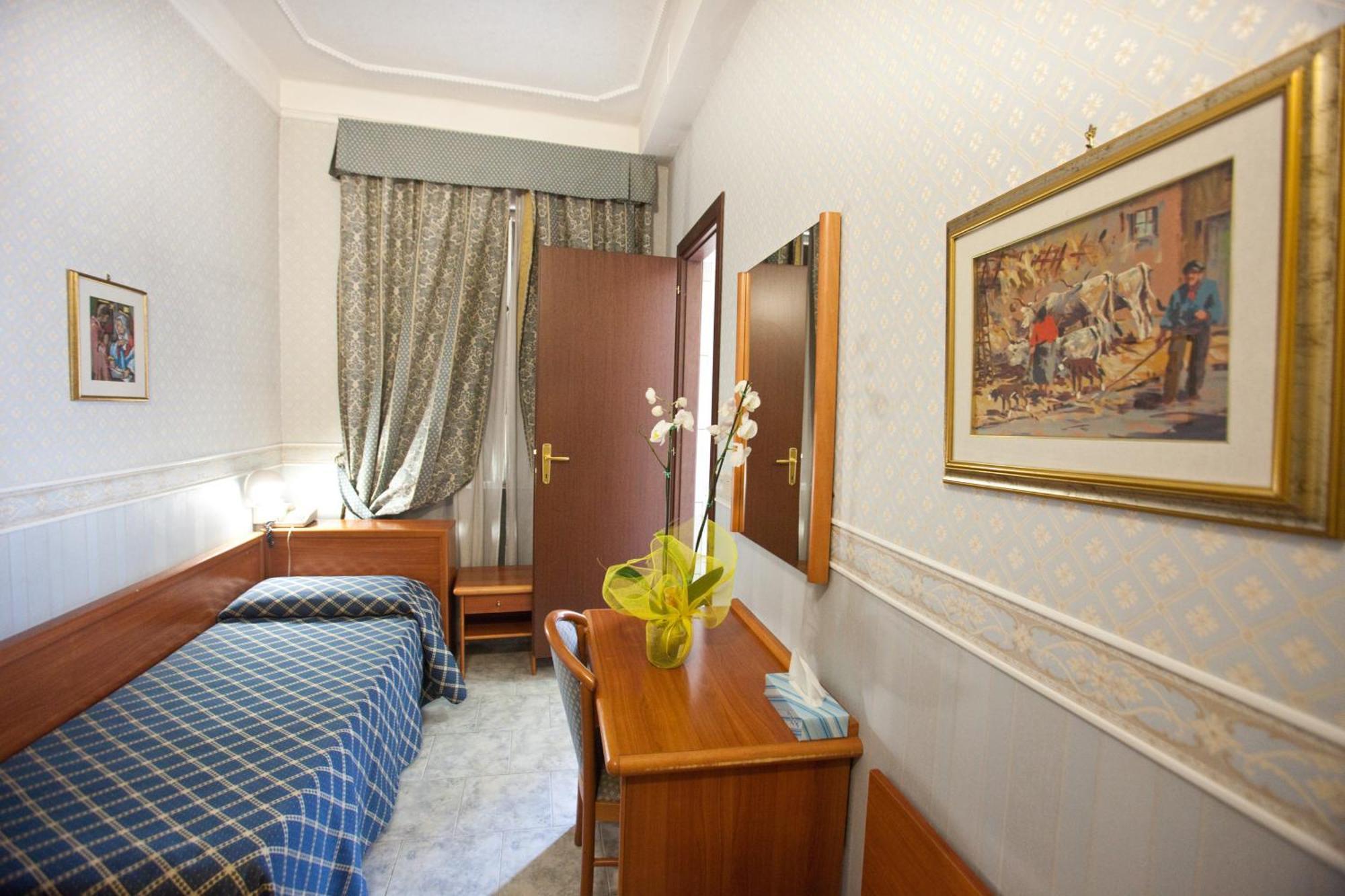 Hotel Emmaus Roma Habitación foto